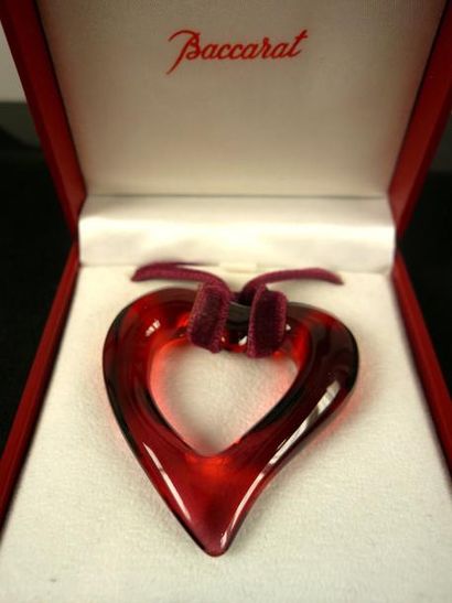 BACCARAT Pendentif en cristal en forme de coeur rouge avec son cordon et son écrin...