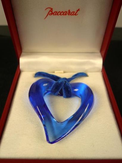BACCARAT Pendentif en cristal en forme de coeur bleu avec son cordon et son écrin...