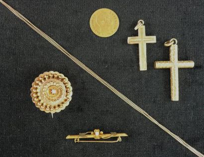 null Lot d'or comprenant deux croix, une chaîne, deux broches et une pièce 10 francs...
