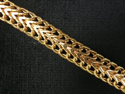 null Lot composé d'un bracelet en or jaune à maille tressée. Long.: 17.5 cm (restaurations...