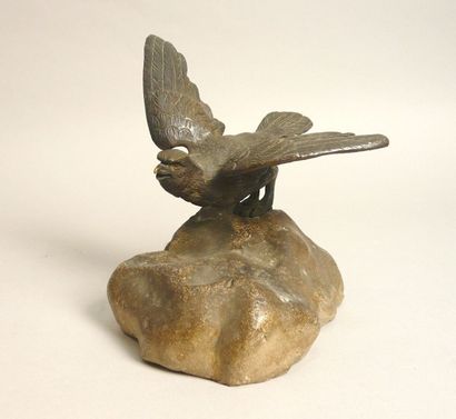 null Sculpture en bronze représentant un oiseau prenant son envol. Socle en pierre.

H:...