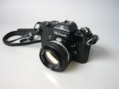 null Appareil photo NIKON argentique, avec un objectif 50mm f/1.4 et un zoom téléobjectif...