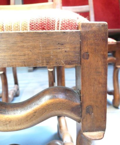 null Suite de 8 chaises en bois naturel de style Louis XIII

Piètement en "H" os...