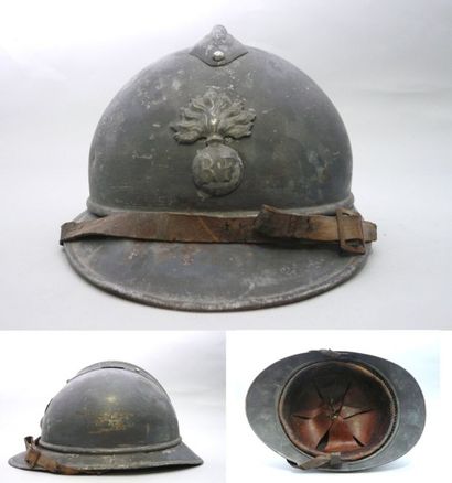 Casque Adrian d'infanterie modèle 1915. 
Bombe...