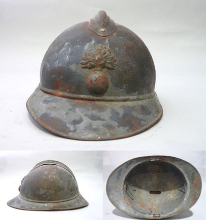 null Deux coques de casques Adrian : 

-Coque de casque modèle 1915 d'infanterie,...