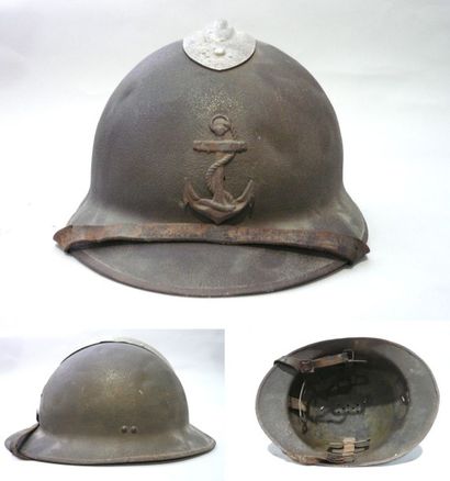 null Deux coques de casques Adrian : 

-Coque de casque modèle 1915 d'infanterie,...