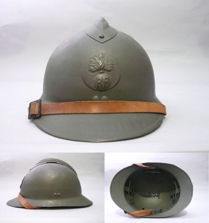 null Trois casques français : 

-Coque de casque d'infanterie Adrian modèle 1926,...