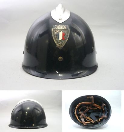null Deux casques : 

-Casque de gendarme mobile modèle 1956. Complet avec sous casque....