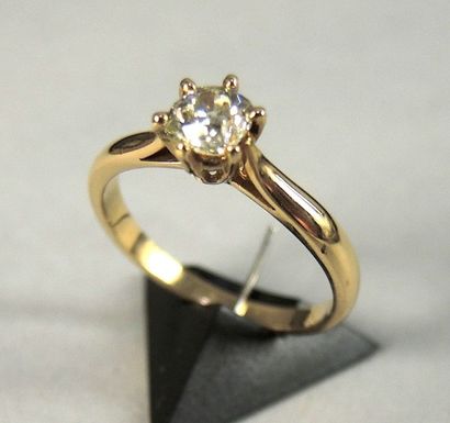 SOLITAIRE Bague solitaire en or jaune présentant un diamant de taille brillant (taille...
