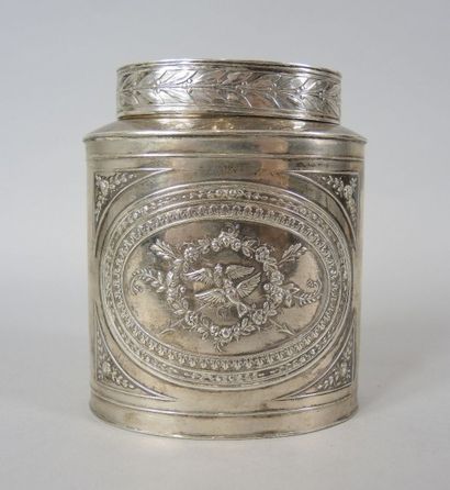 BOITE EN ARGENT Boîte en argent de forme ovale à décor de symboles de l'Amour

Poinçon...