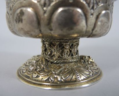 AUGSBOURG 1743-1745 Gobelet en argent et vermeil fondu et ciselé, posant sur un pied...