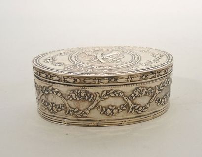 BOITE EN ARGENT Boîte de forme ovale en argent à décor néoclassique d'un carquois...