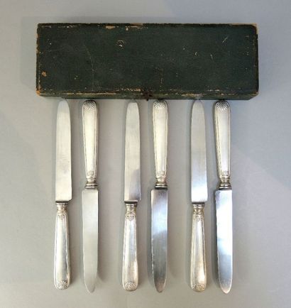 ARTS DE LA TABLE - ARGENT Six couteaux en argent fourré à décor de coquilles dans...