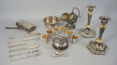 ARTS DE LA TABLE et divers Lot de métal argenté comprenant :

- 2 ménagères en coffret...