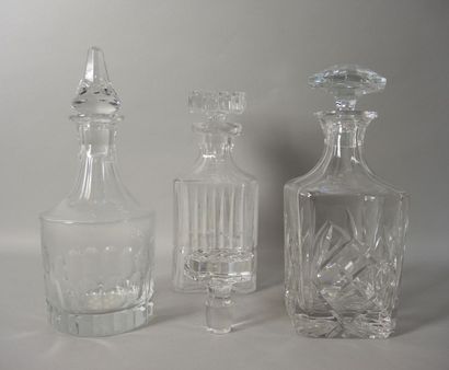 ARTS DE LA TABLE - CARAFES Lot de 3 carafes en cristal et leur bouchon
