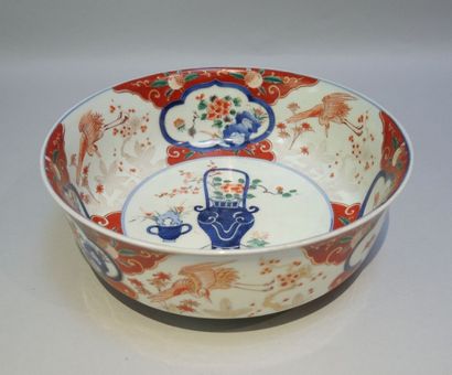 IMARI Coupe en porcelaine à décor rouge, bleu et or dit Imari de vase fleuri et de...