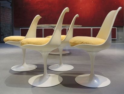 Eero SAARINEN (1910-1961) / KNOLL INTERNATIONAL Table et 4 chaises modèle TULIPE...