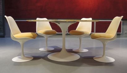 Eero SAARINEN (1910-1961) / KNOLL INTERNATIONAL Table et 4 chaises modèle TULIPE...