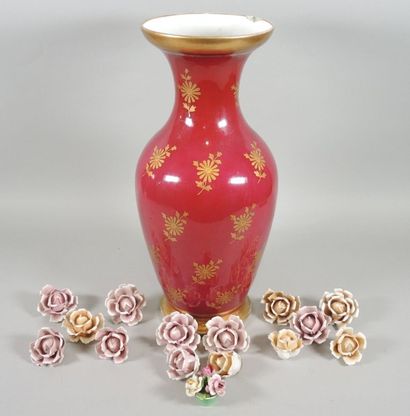 VASE ET FLEURS DE PORCELAINE Grand vase en porcelaine à fond rose foncé à décor de...