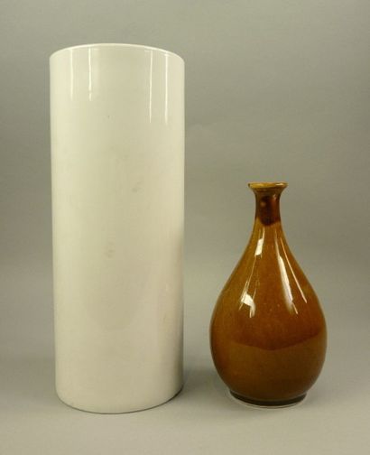 VASES PORCELAINE Vase rouleau en porcelaine blanche et un vase en porcelaine émaillée...