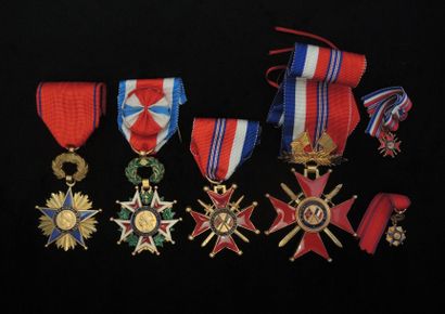 MEDAILLES DIVERS Ensemble de médailles en métal doré dont Croix d'Honneur franco...