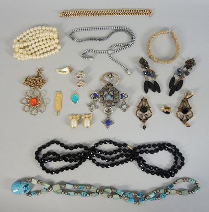BIJOUX FANTAISIE Ensemble de bijoux fantaisie dont colliers, pendentifs, bracelets,...