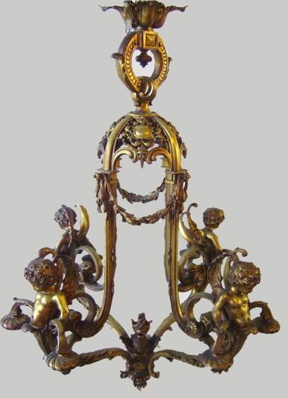 LUSTRE BRONZE DORÉ Important lustre en bronze doré à 8 lumières décoré de quatre...