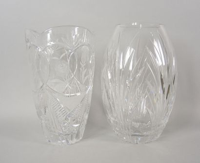 VASES Deux vases en cristal taillé dont l'un à décor de fleurs gravé à roue