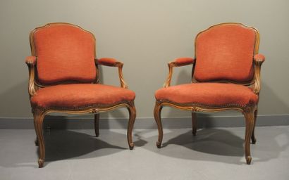 FAUTEUILS Paire de fauteuils en bois mouluré et sculpté de style louis XV
