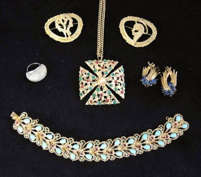 MARCEL BOUCHER Ensemble de bijoux dépareillés comprenant un bracelet, une paire de...
