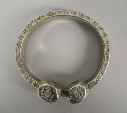AFRIQUE DU NORD - ARGENT Bracelet en argent à décor gravé

Pds : 362 g