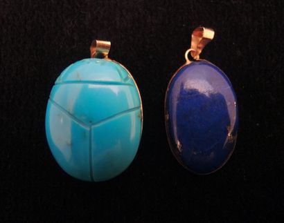 PENDENTIFS Paire de pendentifs ovales l'un en lapis lazuli l'autre en turquoise tous...