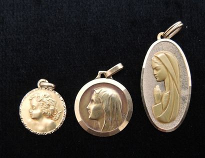 BIJOUX - MEDAILLES Ensemble de trois médailles en or jaune (Vierge Marie, angelot)....