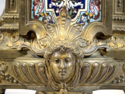 Garniture de cheminée En bronze doré à décor émaillée polychrome comprenant une pendule...