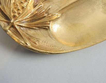 ENCRIER - Signé MIGNEAUX Encrier en bronze doré à décor de pommes de pin.

Signé...