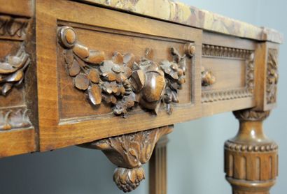 CONSOLE STYLE LOUIS XVI Console en bois naturel mouluré et sculpté de fleurs et frise...