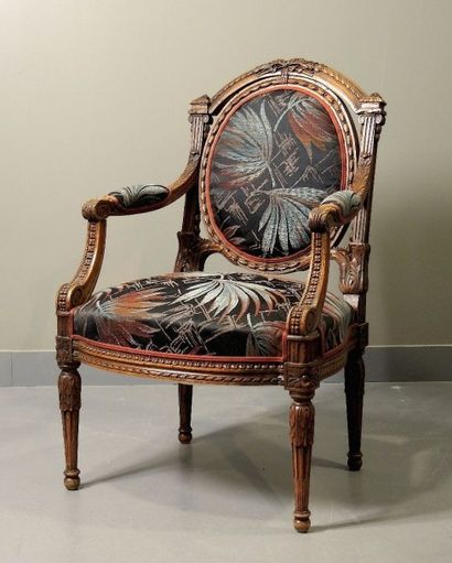FAUTEUIL STYLE LOUIS XVI Beau fauteuil d'apparat en bois naturel mouluré et sculpté...