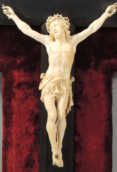 IVOIRE DE DIEPPE - Entourage de A. Revet Christ en ivoire de Dieppe, entourage de...