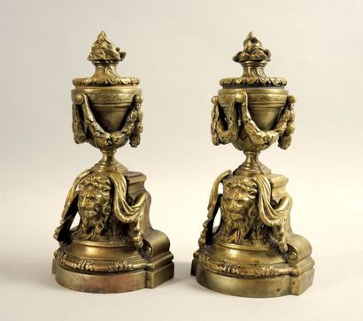 ÉLÉMENTS DE CHENETS Paire d'éléments de chenets en bronze doré à décor de vase flammé...