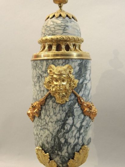 CASSOLETTE Cassolette en marbre monture en bronze doré

H : 43 cm

On y joint un...