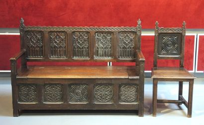 BANC GOTHIQUE Banc-coffre en bois naturel sculpté de motifs gothiques

H : 106 cm...