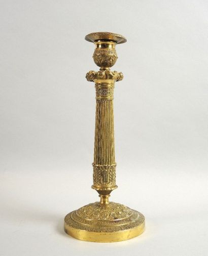 BOUGEOIR STYLE LOUIS XVI Bougeoir en bronze doré et ciselé à décor néoclassique

Le...