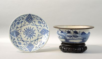 CHINE DU SUD XIXème siècle Coupe en céramique émaillée à décor bleu et blanc de paysage...