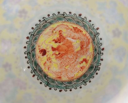 CHINE Bol en porcelaine émaillée à décor polychromme de dragon sur fond jaune.

Les...