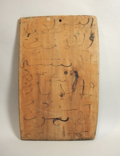 PLAQUE CORANIQUE En bois rehaussé à l'encre prolychrome d'inscriptions. Début XXème...