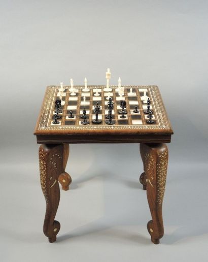 Travail Indien Petite table en bois naturel et incrustation formant jeu d'échec.

Les...