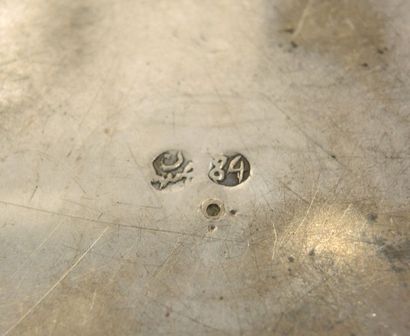 COUPE ARGENT Coupe pique-fleurs en métal argenté (correction au catalogue), richement...