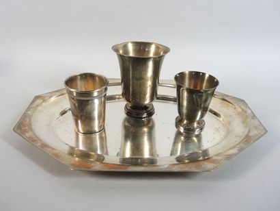 ARTS DE LA TABLE Coupe quadripode (Ht: 32cm) et bouillon couvert (Ht: 15cm) en métal...