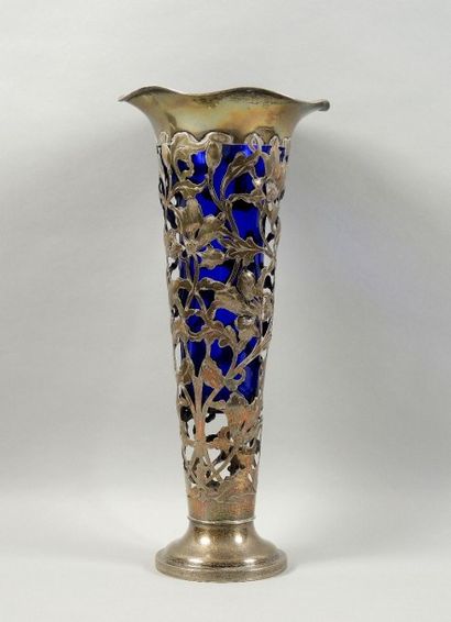 VASE EN ARGENT Vase en argent à décor ajouré de fleurs entrelacées. Avec une verrine...