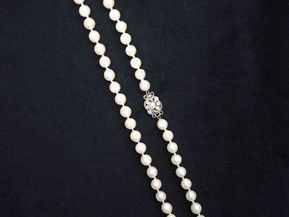 PERLES DE CULTURE Collier de perles de culture

Fermoir en or jaune et pierres blanches.

Poids...